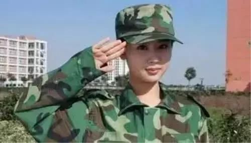 过分!看过路人拍女星军训素颜照,才知道这些年我们被骗得有多惨