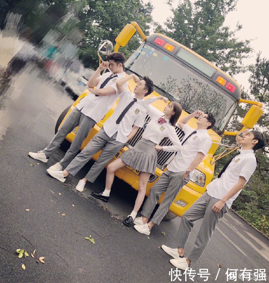 沈梦辰穿吊带连衣裙性感十足，就是露的太多，网友：杜海涛同意没