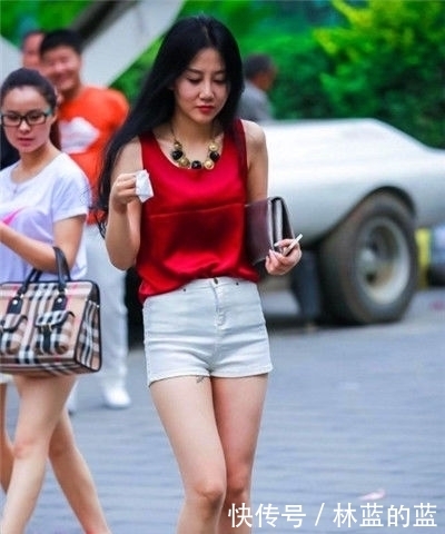 貌美:街拍:貌美肤白的小姐姐,秀出青春活力范,非常有女人味