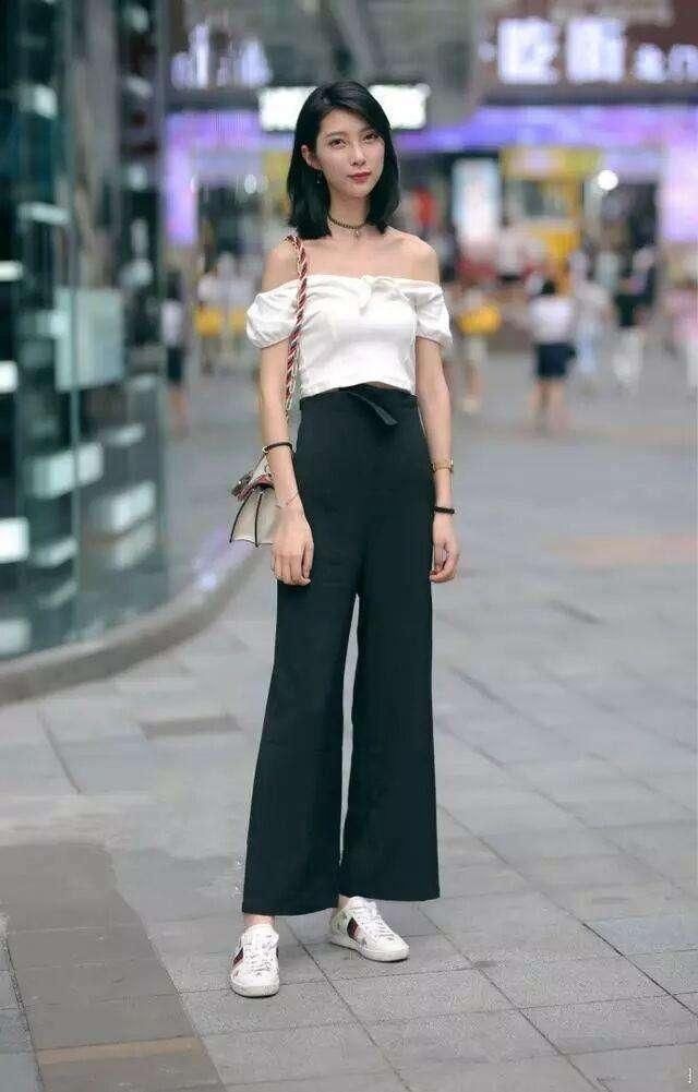 街拍：小姐姐下身的牛仔裤是浅蓝色的紧身款式，简单又大气