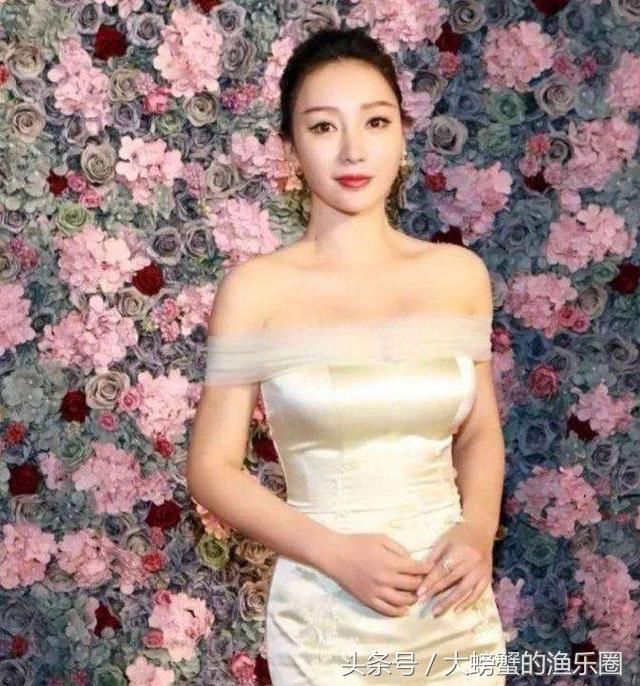 柳岩一改俏皮空气刘海发型，网友：换了发型简直判若两人