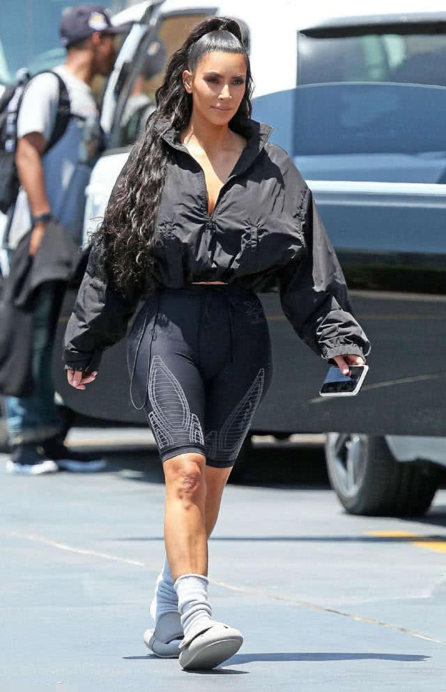 熟女紧身短裤绷出完美的线条，好身材走路昂首挺胸女王范十足