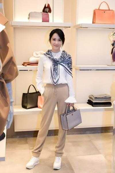 俞飞鸿一席裹身礼服, 网友: 46岁的女人真不该穿这样!