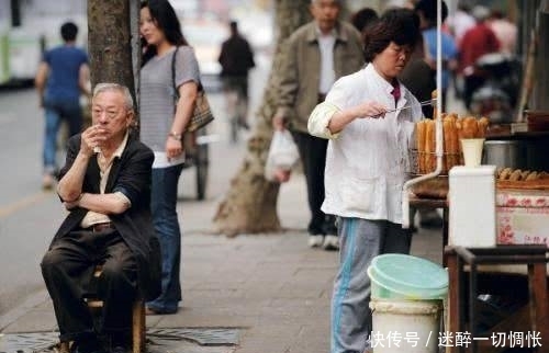 中国和日本退休老人的生活有什么不同看看日本的街头就明白了