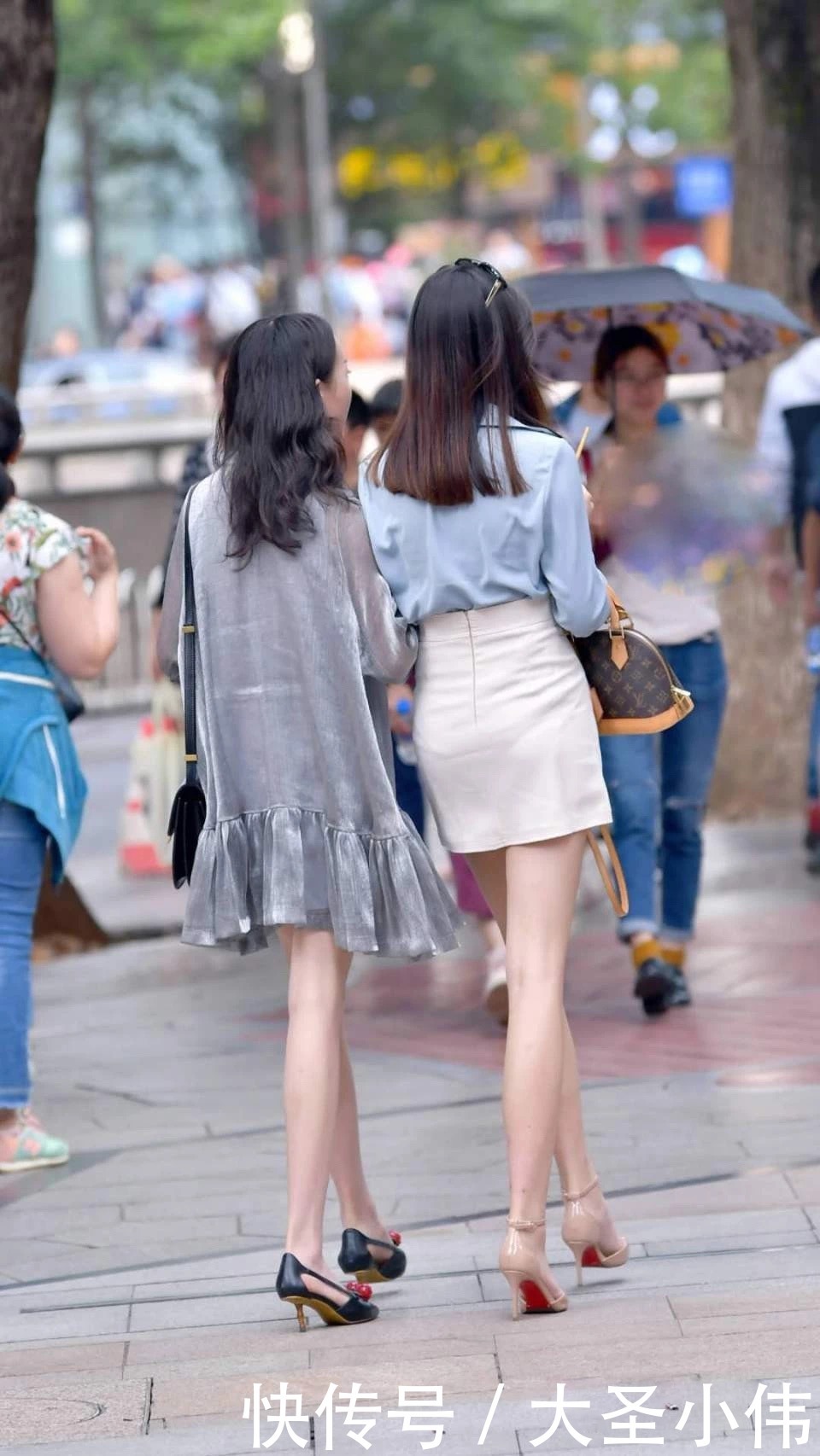  美女|美女街拍：两给美女的腿都好细呀！矮一点小姐姐好卡哇伊！
