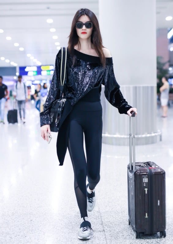 何穗真不愧是超模！穿健美裤直接走机场，回头率百分之两百！
