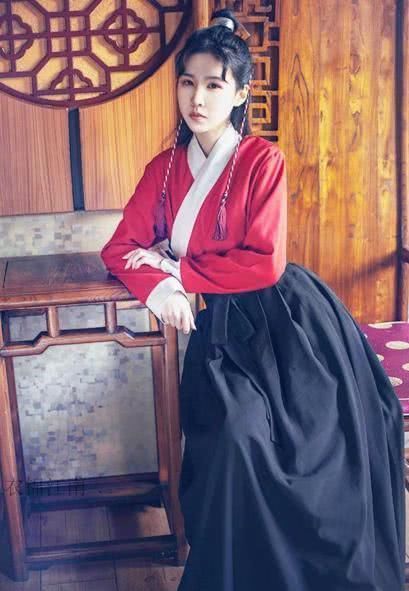 #胸襦裙和#汉服萌新必备科普齐腰襦裙一片式与两片式怎么穿如何区分