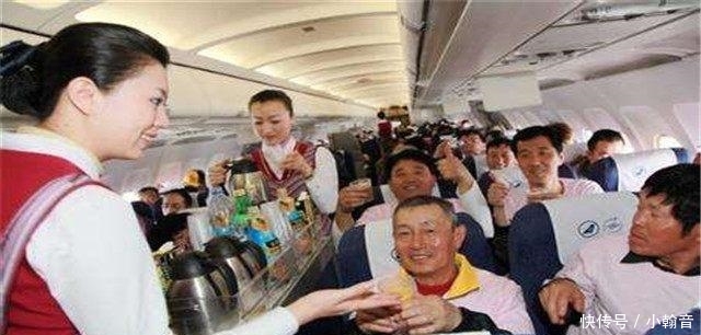  #猫腻#为什么飞机乘务员会不停给乘客送吃的? 有何深意? 看完明