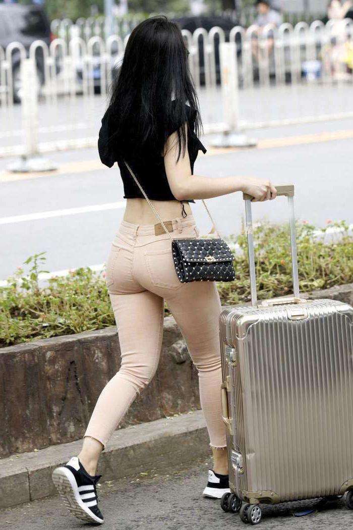 街拍：吊带小姐姐穿紧身牛仔裤出门，身材微翘