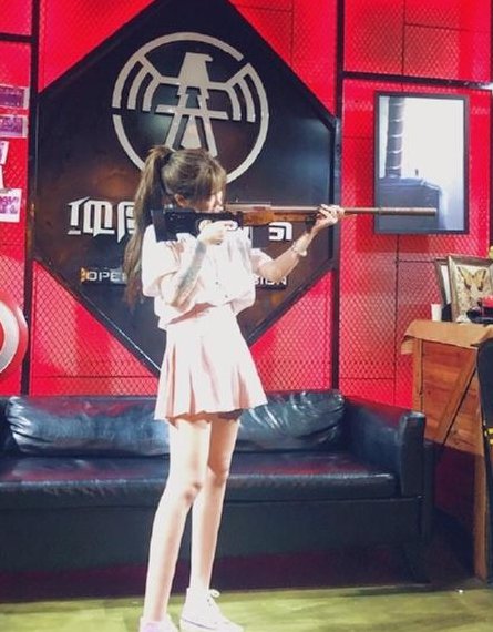 封杀后的杨清柠身穿短裙，腿像两根筷子，身上纹身却更引人注目