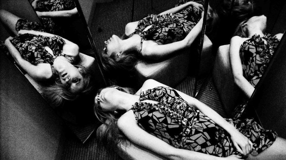 亲身示范丨原来真的可以在试衣间自拍出时尚芭莎封面!