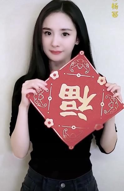 色牛仔裤■热巴穿的最素,却成全公司最养眼,杨幂带着旗下艺人送祝福