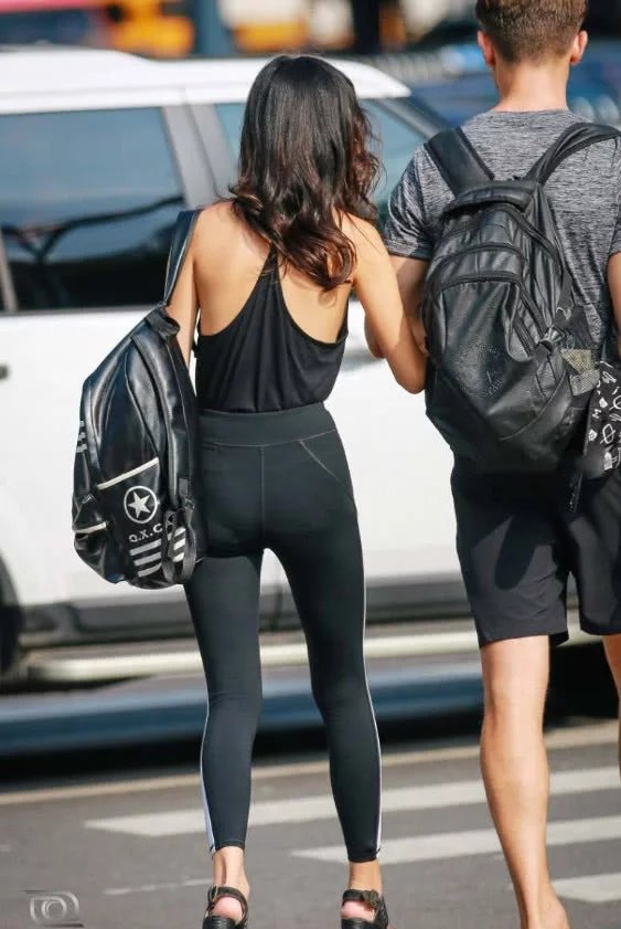 气质小姐姐身穿紧身裤跟男朋友出门，宽松的吊带大低领的设计把小