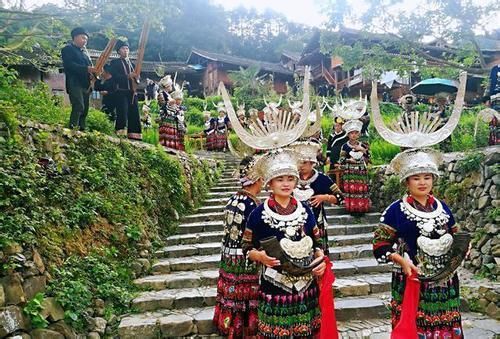 住宿住不起吃饭吃不起，停车给你玩套路，千户苗寨成下个“雪乡”