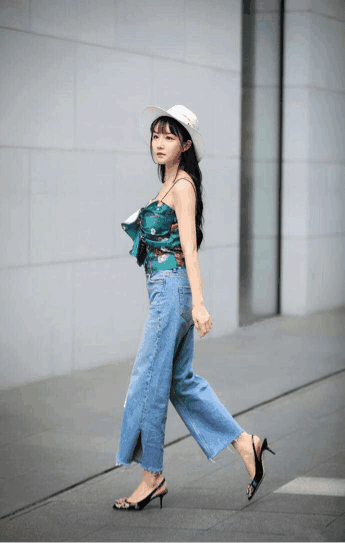 街拍：来一款高腰牛仔裤, 让小姐姐360度都变得与众不同!