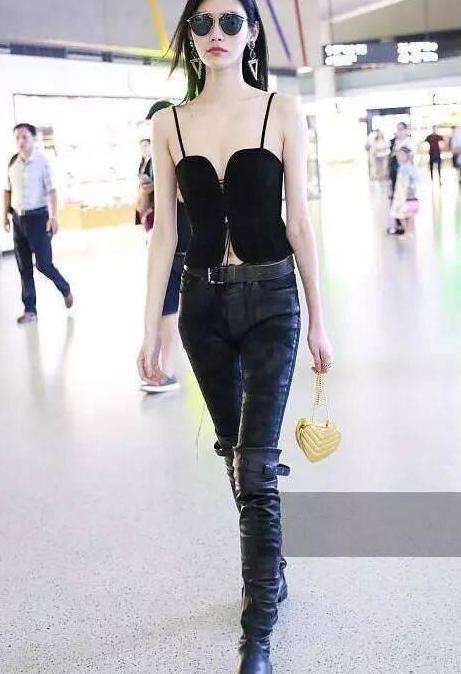 以为奚梦瑶穿吊带衣很美了，可看到卡戴珊，瘦子和丰腴的差距真大