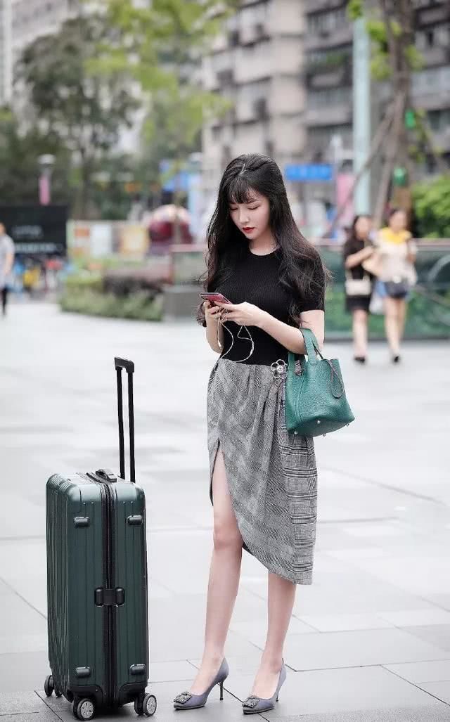  「小姐姐」街拍：小姐姐身穿短袖连衣裙，优雅的圆领，看上去唯美又靓丽