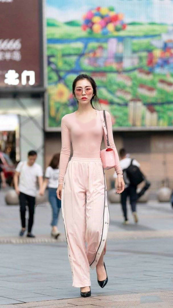 『美女』美女街拍:小姐姐穿黑色V领紧身裙,黑色墨镜遮面气场强大,魅力十足