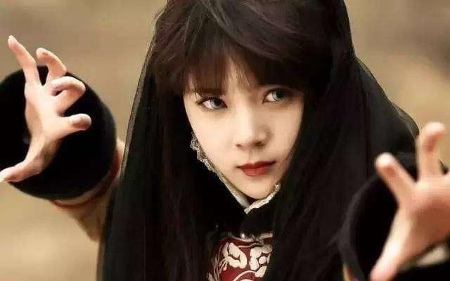 女星戴美瞳谁最好看? 赵丽颖霸气十足, 看到杨