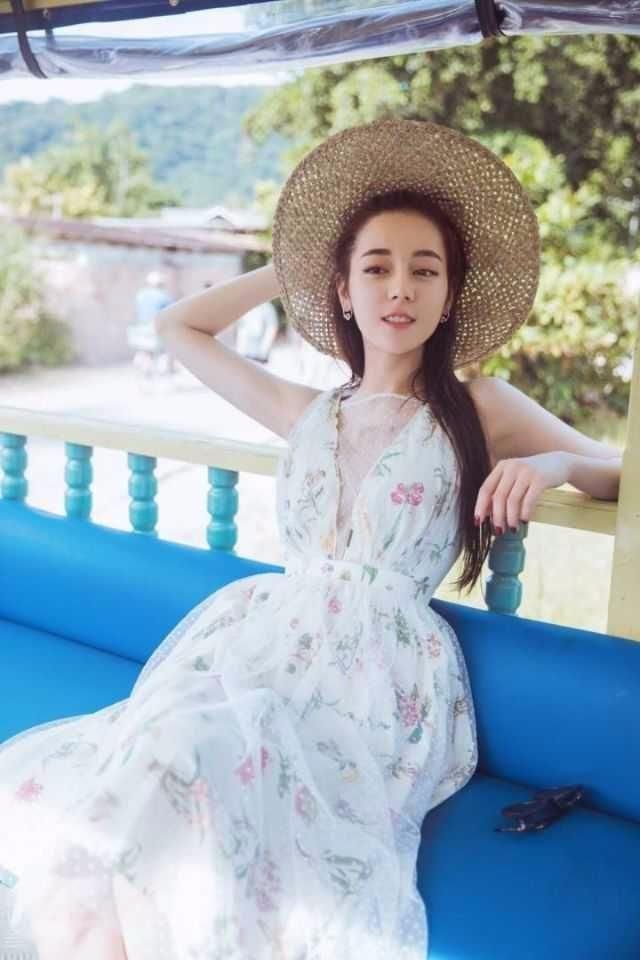 迪丽热巴穿白色T恤玩转下衣失踪，头顶小黄鸭可爱感爆棚！