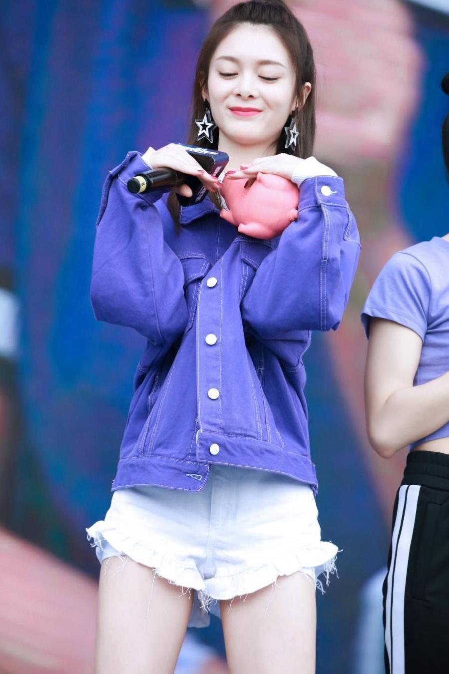 168cm的傅菁还嫌腿不够长? 短裤短到露出安全裤, 网友: 不如不穿