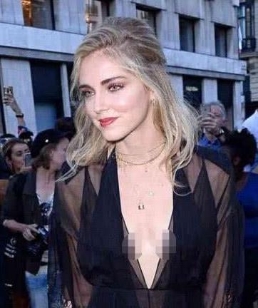 号称“宇宙第一博主”，出席活动服装让人汗颜，实在让人不耻！