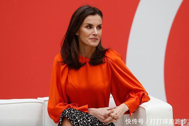  [个性]西班牙王后确实会穿！“橙色”丝绸衫配豹纹裙亮相，个性又显年轻