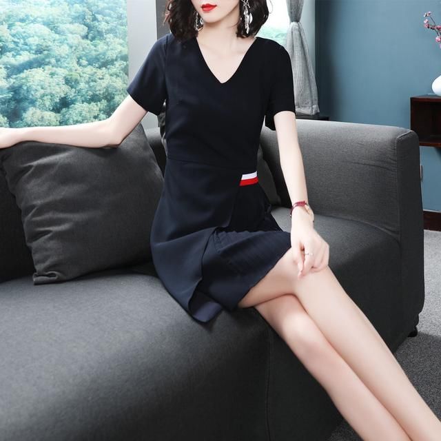 第一次见这么洋气的小黑裙，高雅且稳重，女人一辈子有一件就够了