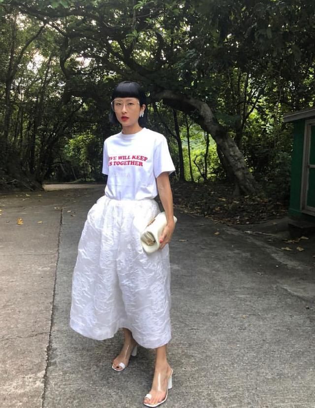 44岁徐濠萦穿8cm高跟鞋，只靠大脚趾“勾”着，这裤子是要起飞？