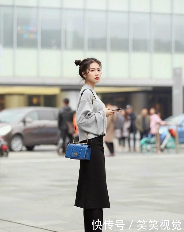 【小美女】街拍:小美女身材完美,黑色露肩上衣 露洞牛仔裤,个性十足