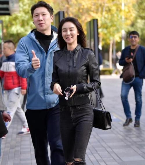  『短袖』养眼女神街拍：光艳逼人的美女，一件白色短袖配牛仔裤，时尚运动活力气息