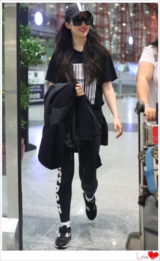 没奚梦瑶的腿就别打底裤外穿了，像刘亦菲一样勒出肌肉腿就尴尬了