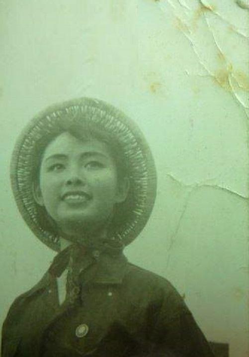 一组女知青珍贵老照片：养猪、喂羊、能种田，长相美丽又能干