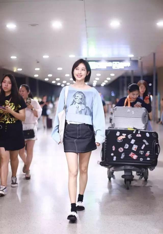 张俪腿是真长，穿拖鞋不邋遢还时髦！网友：我要有这腿也敢这样穿