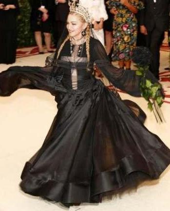 麦当娜有59岁？睡衣出街还像29岁，可脚上的鞋子出卖了她