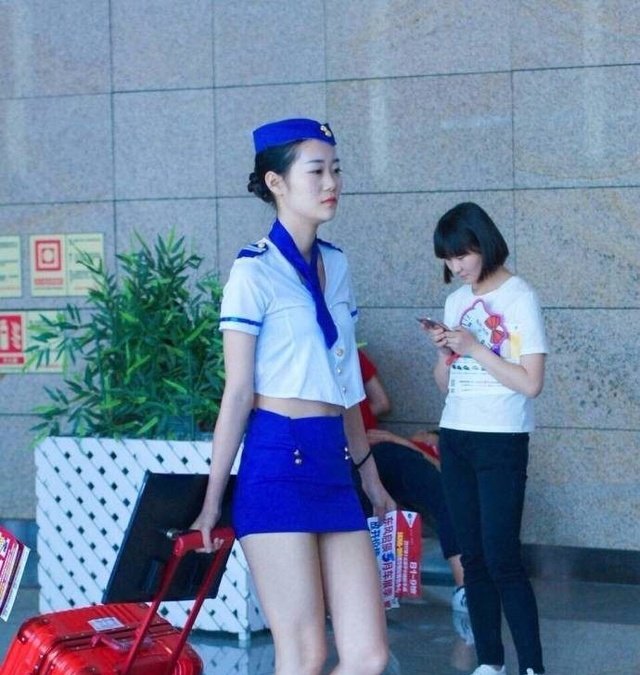 街拍空姐,模特般的身材穿上空姐服,全程的焦点都在你身上!