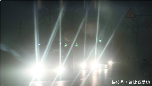  「交警」晚上在高速开车不能用近光灯？交警：驾校没教吗？不会