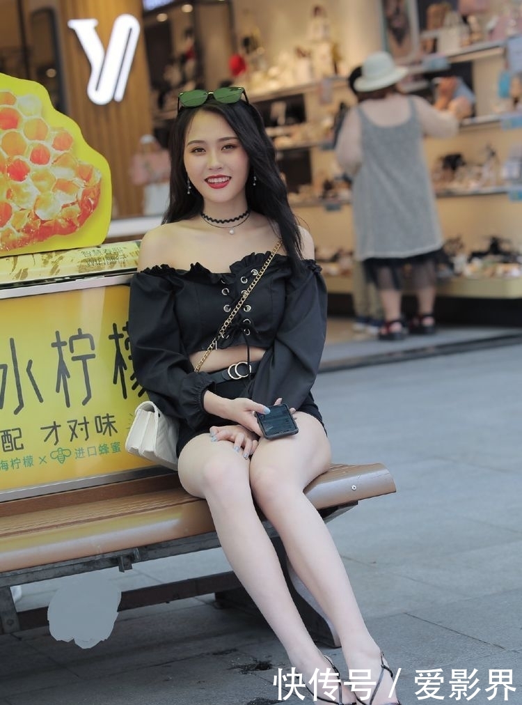  「笑容」路人街拍：一身黑的甜酷女孩，笑容好治愈啊！
