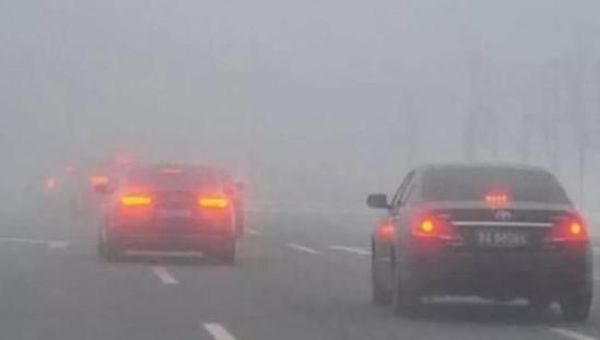  「雨天」雨天行车开“双闪”，到底是对还是错？交警给出了解释