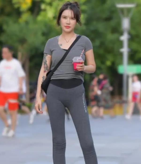  『气质』街拍：环肥燕瘦的美女，一件黑色背心配卡其色短裤，时尚清爽气质