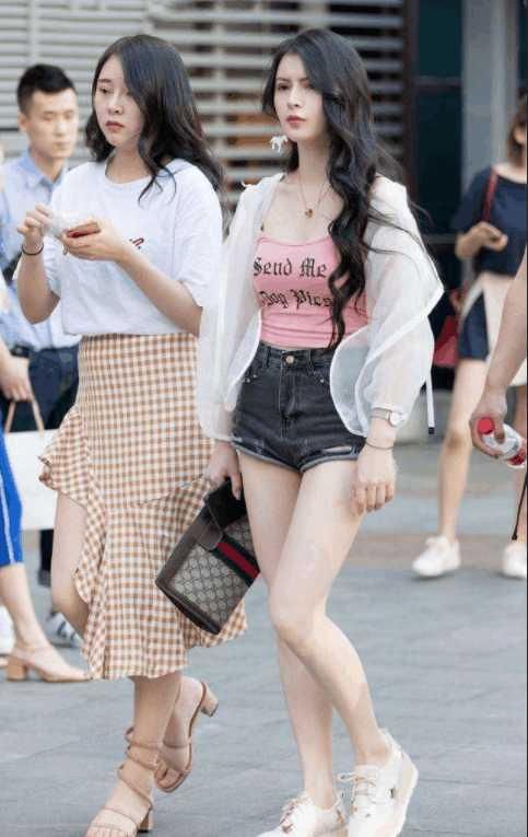 街拍美女，第二位很吸睛，尤其是最后一位让人移不开眼