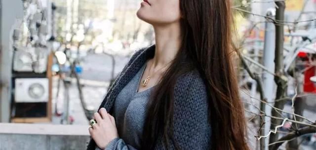 为什么你的翡翠饰品戴在身上就不如她好看？！