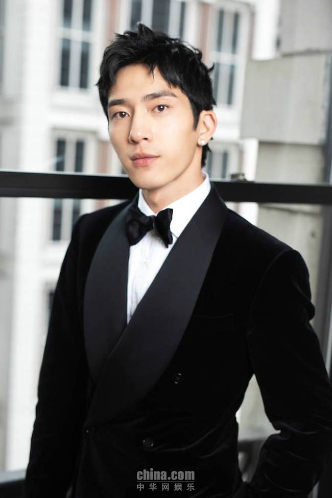 井柏然首启纽约时装周 丝绒西装演绎绅士浪漫