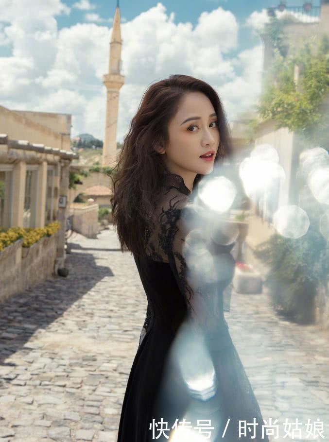 陈乔恩身穿蕾丝黑裙，年近40的她保养得这么好，说25岁都有人信！