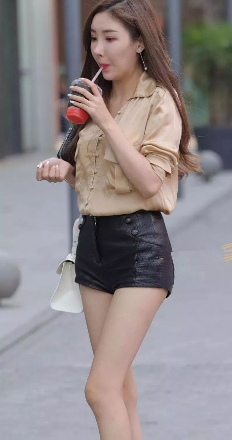 街拍:这个美女长得真心不错，我喜欢