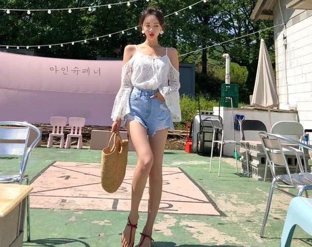 学小姐姐牛仔短裤搭配吊带蕾丝上衣,你的气质立马就体现出来了!