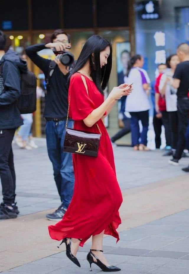 女士■白衬衣搭配高跟鞋子,秀出女士幸福的气场