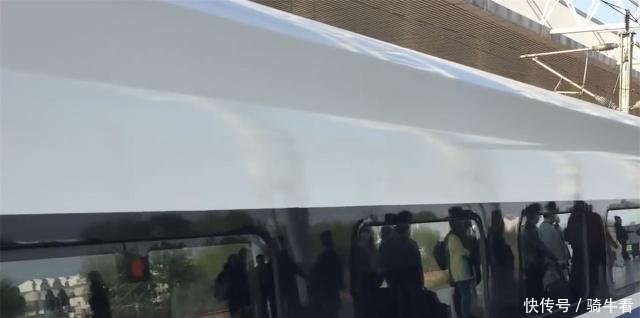 中国高铁商务座价格是二等座的三倍，对比看看它贵的原因