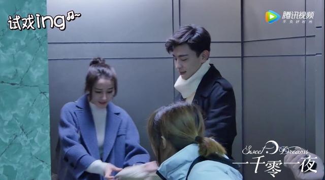 热巴邓伦＂电梯吻＂花絮曝光 两人对视羞笑网友大呼甜蜜