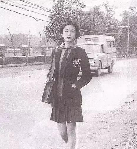  「合照」林青霞的穿搭，时髦了40年，网友：和胡因梦合照的那套，真不错